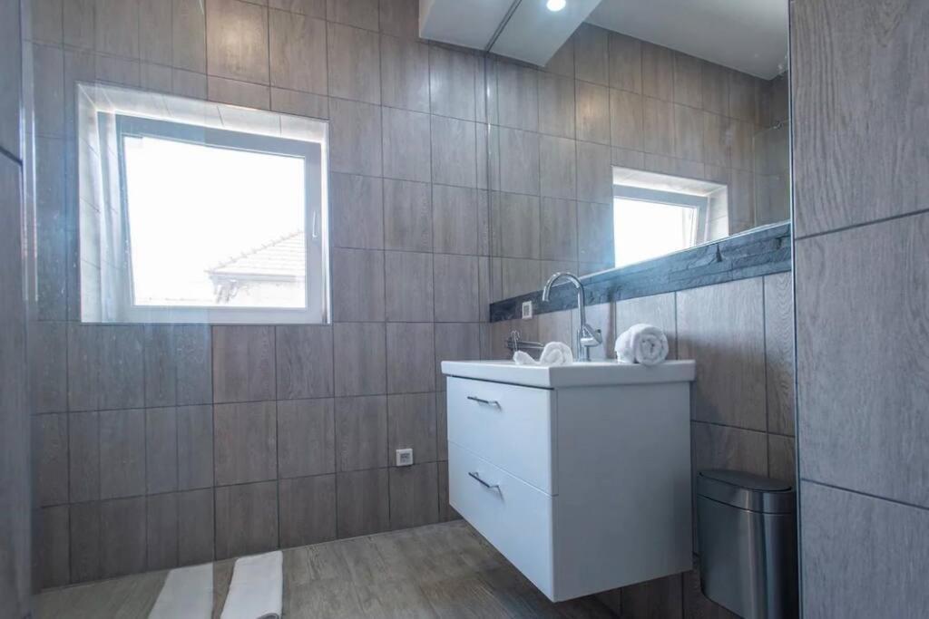 2022 Central Apartment มาริบอร์ ภายนอก รูปภาพ